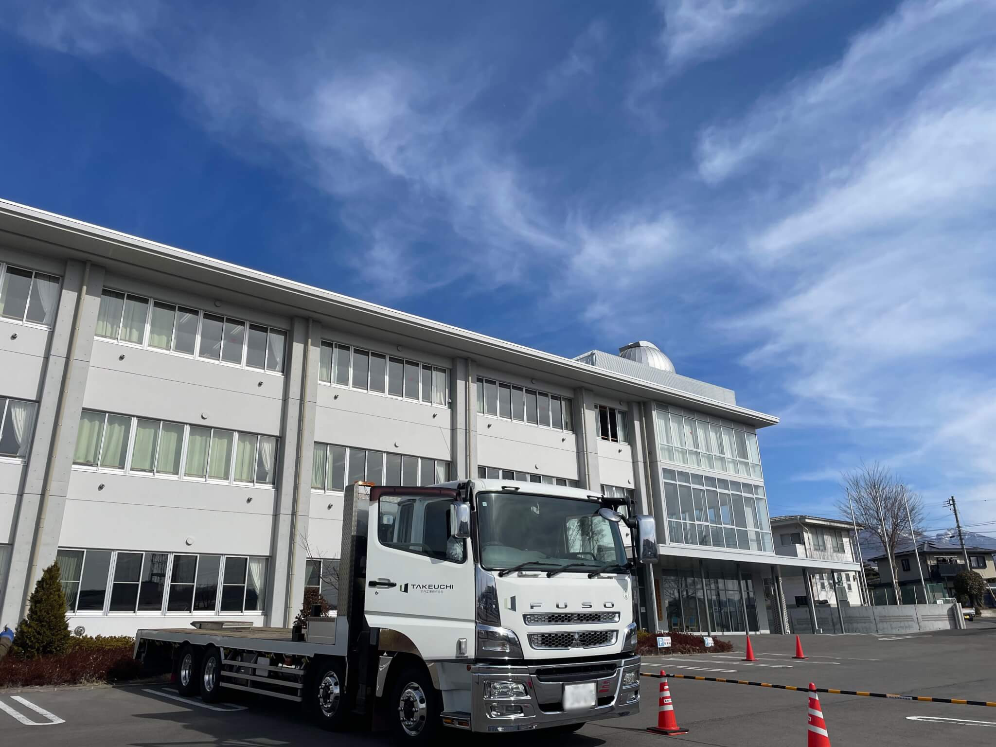 東御清翔校舎とトラック画像