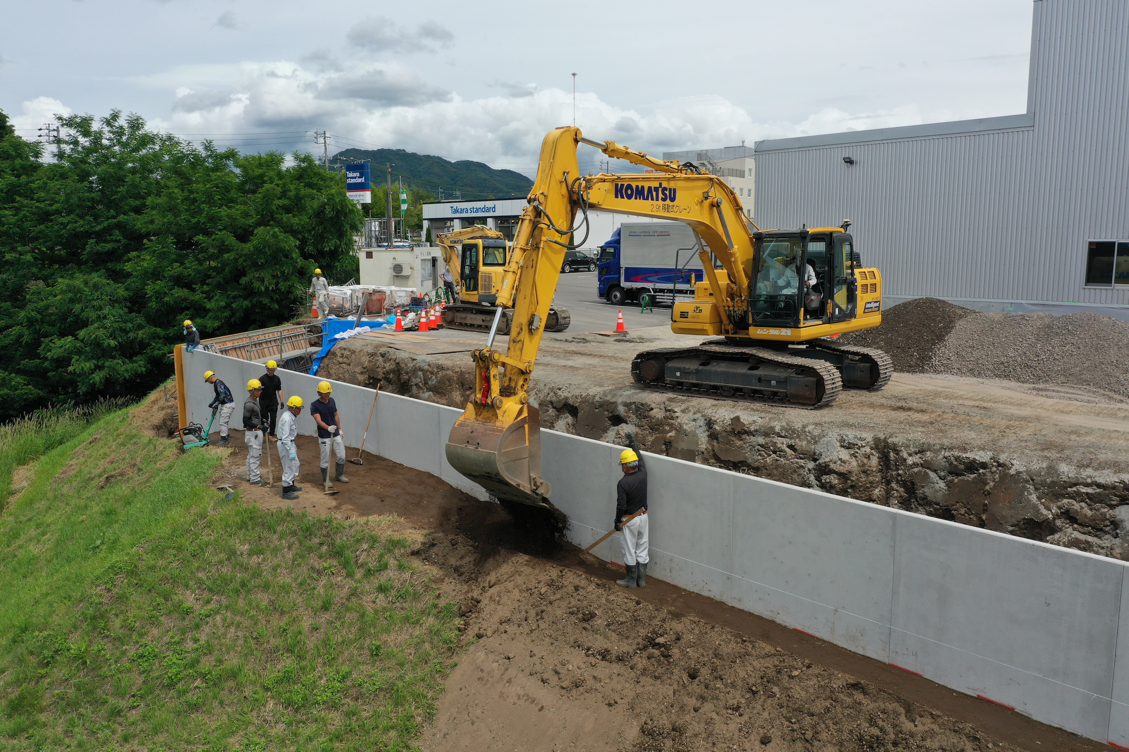 L型擁壁設置後の埋め戻し・締固め作業